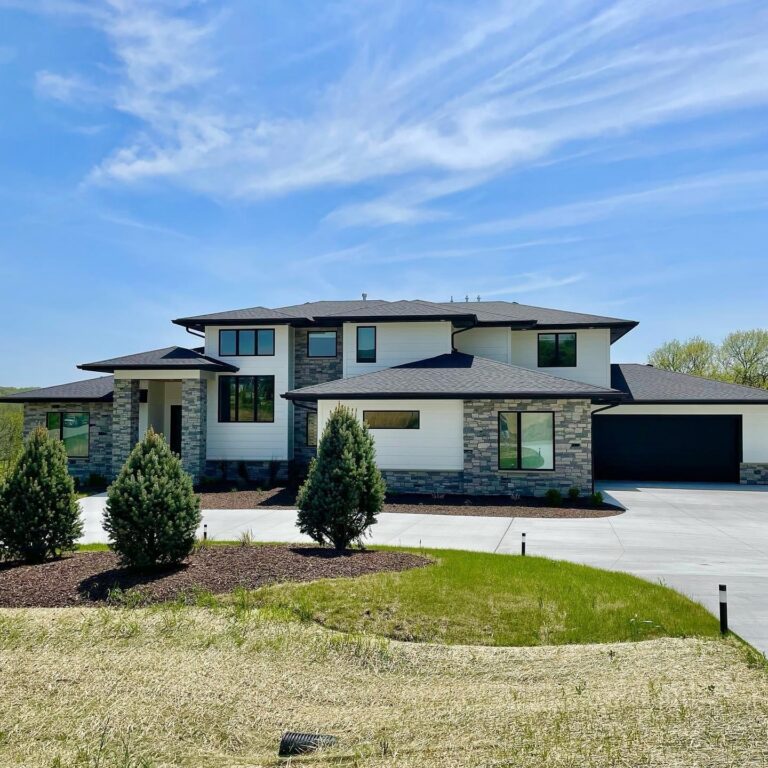 Eden Valders - Twin Peaks Machine Cut - Home - Interior - Garage - Facade